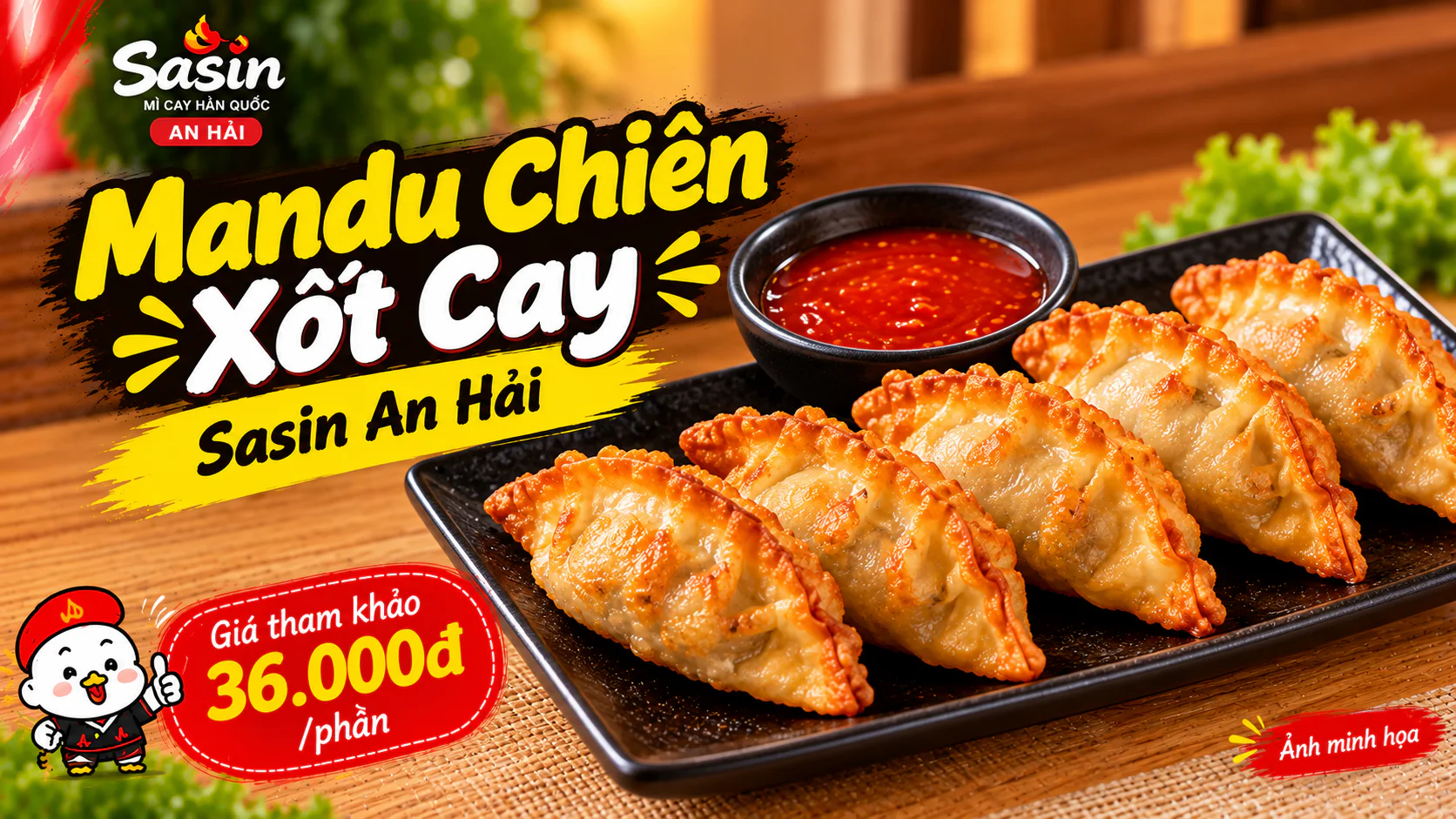 Mandu chiên vàng trên đĩa đen cùng chén xốt cay tại Mì Cay Sasin An Hải